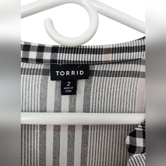 Torrid Sheer Plaid Button-Up Tunic Size 2 EUC - Picture 2 of 4